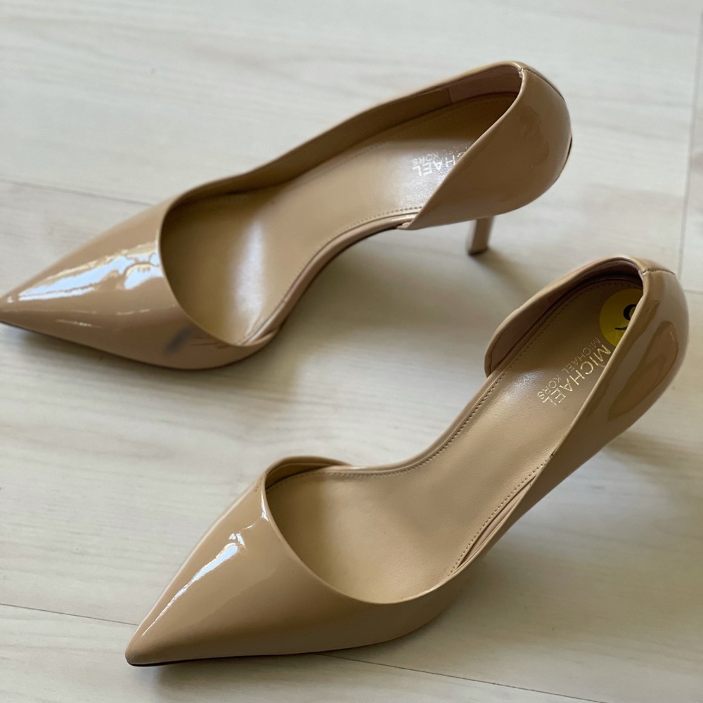MK Neutral patent leather pumps